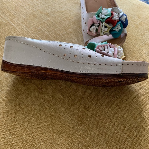 Slide sandals beige size 9 with fun flowers makes a statement - Picture 3 of 7